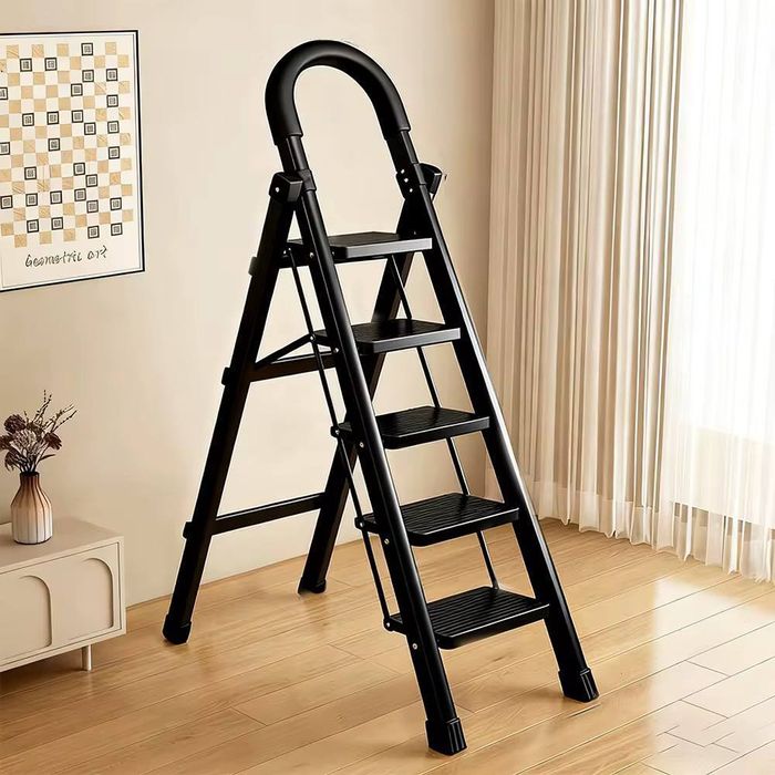 Стремянка металлическая 6 ступеней с поручнем 158 см

• Высота 158 см