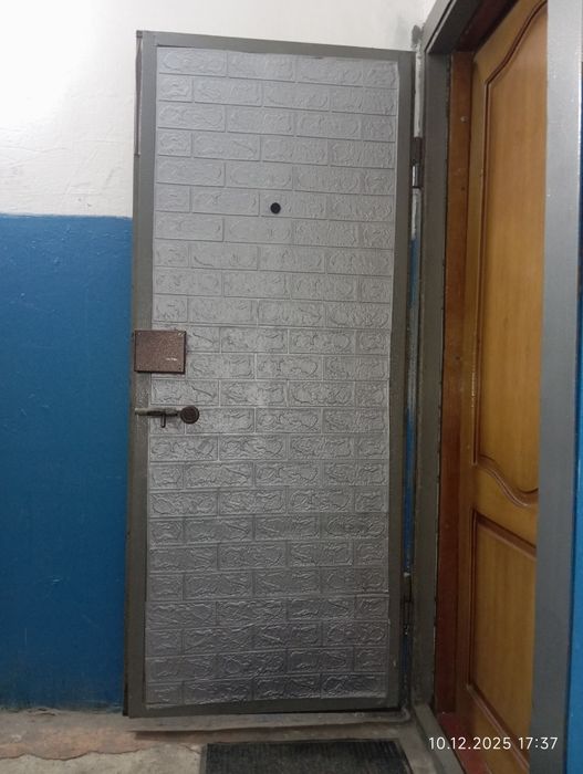 Продам входную дверь