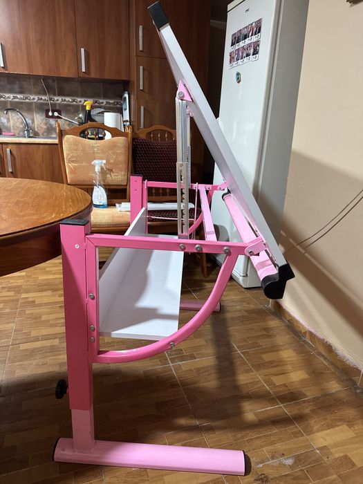 Masa de croitorie sau birou pentru desen tehnic  alb cu roz reglabila