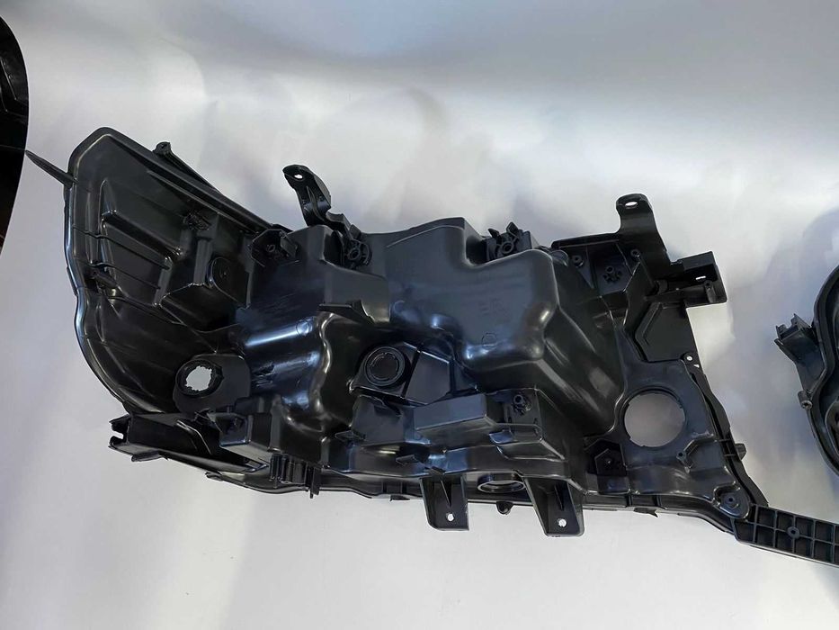 Корпус передних фар оригинал LC200