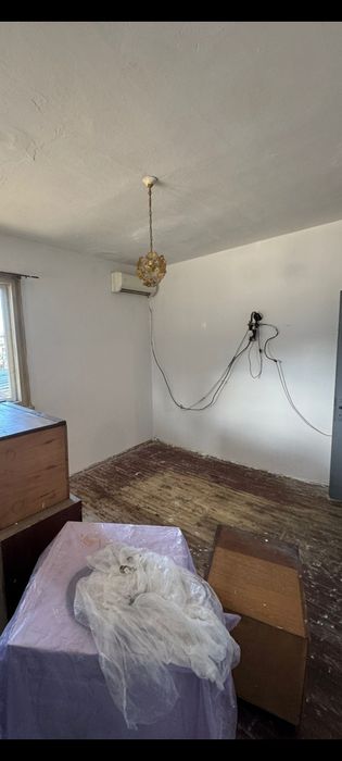 Ъглов УПИ с къща + гараж за автобус, две улици