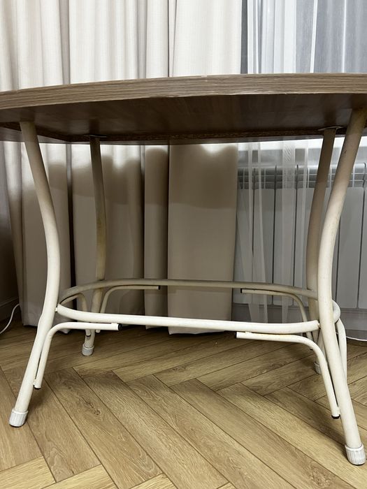 Продам стол для кухни / зала