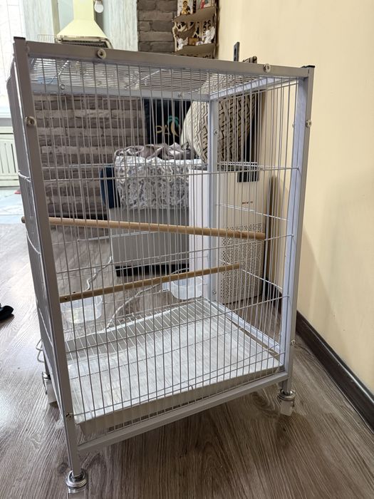 Продается клетка для попугаев !