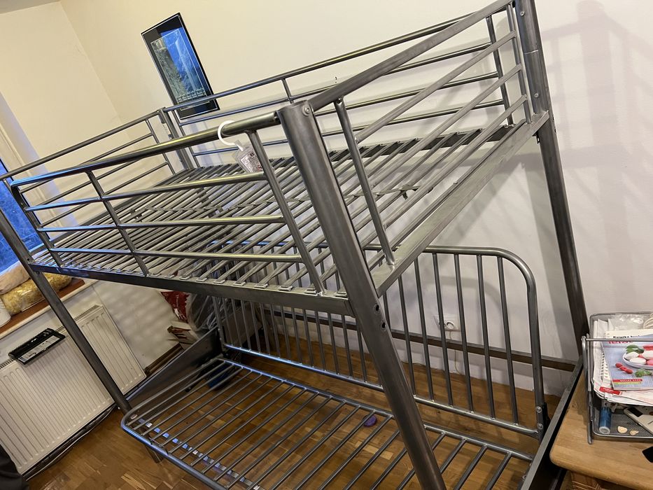 Pat metalic etajat si extensibil