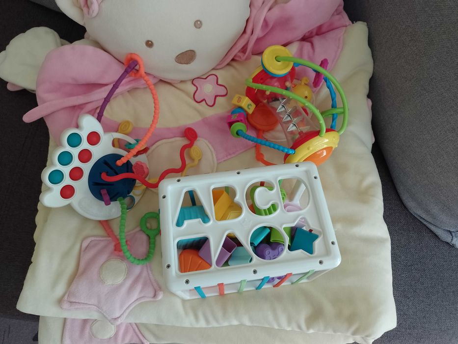 Килимче за игра и играчки