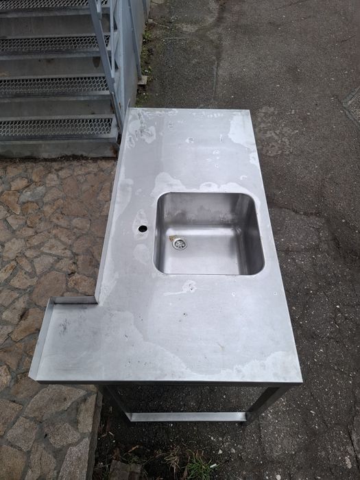 Маса от неръждаема стомана с мивка