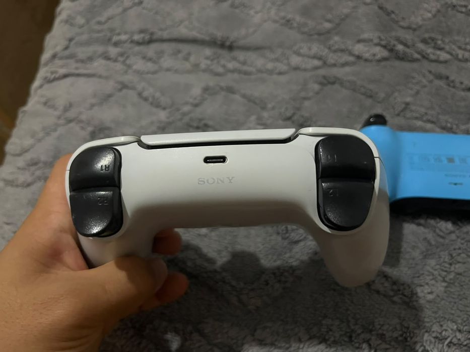 Два геймпада PlayStation 5 / Dualsens