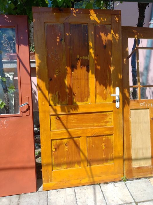 Продавам дървена масивна врата