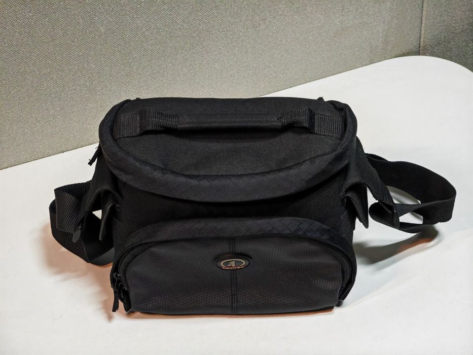 Canon 4000 D cu obiectivul 18-55 mm plus teleobiectiv Canon 75-300 mm