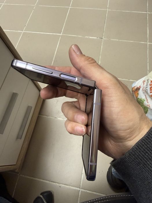 Samsung Galaxy Z Flip 4 - с дефект