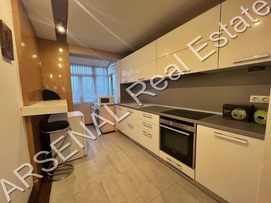 Дава се под наем Тристаен апартамент в София, Център - 120 кв.м за 797.64 € - Снимка #2