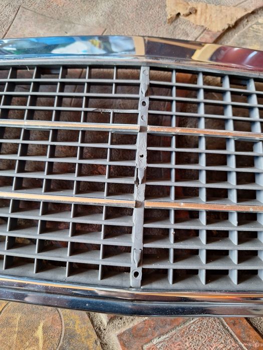 Декоративна Решетка Във Предния Капак  Mercedes C-Class от 1993-2001 Г