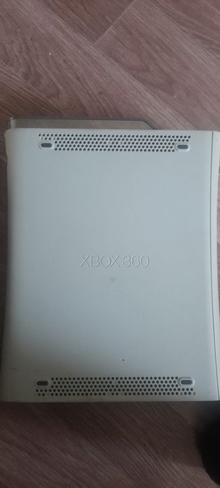 Продам Xbox 360 в отличном состоянии