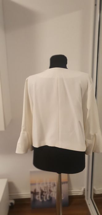 Sacou ivoire  elegant din stofa cu maneci clopot,