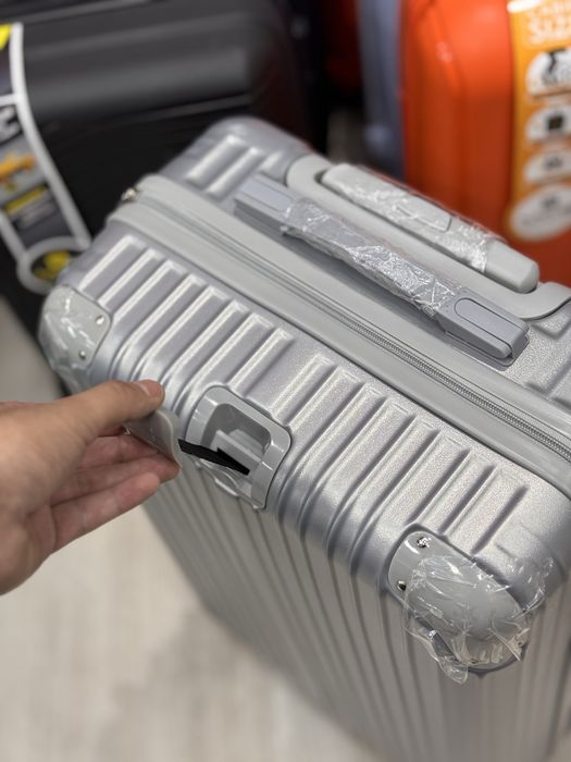 Чемоданы из  пластика противоударные