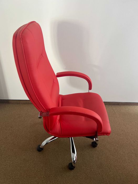 стилни офис столове в червен цвят