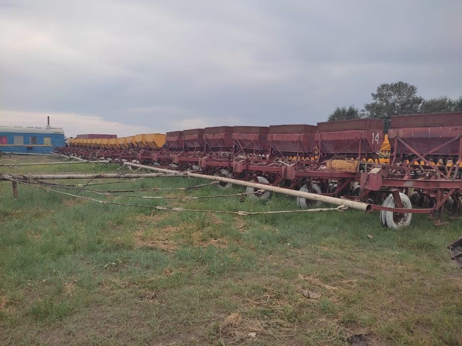 Трактор К-701, с сеялками