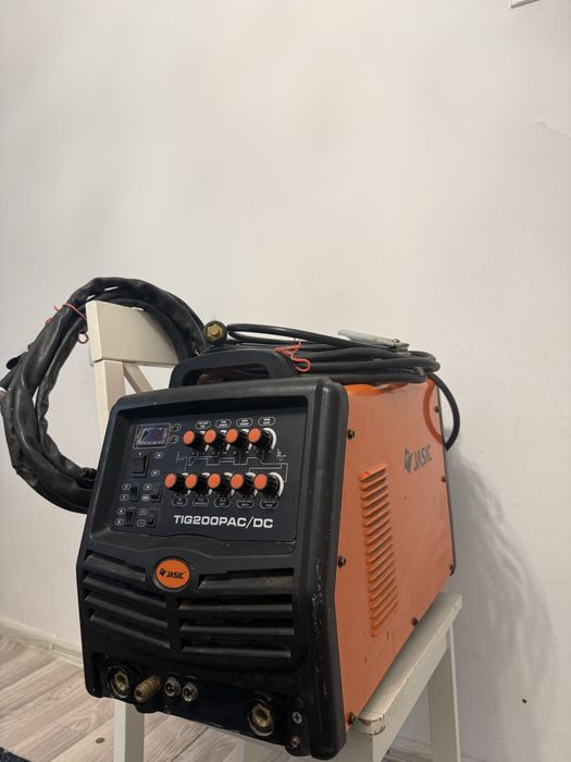 Сварочный инвертор  JASIC TIG 200 PAC/DC  продам срочно