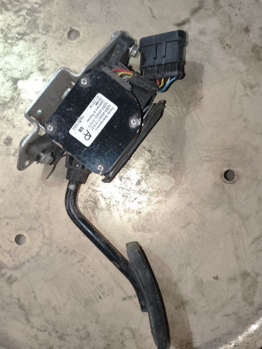 Газ.    педаль акселератора