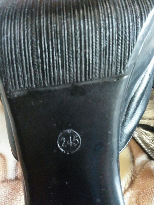 Шлепки на высоком каблуке