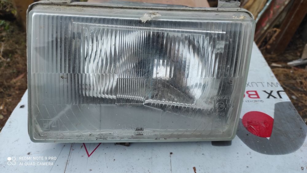 Фара на автомобиль. Заглушка диска на Мерседес..