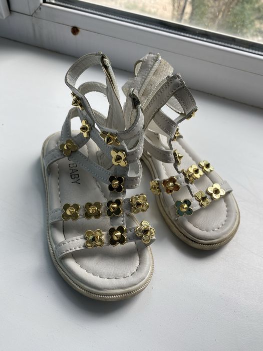 Продам обувь детскую, чешки