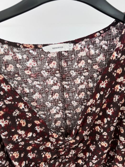 Rochia lunga cu flori de la Reserved