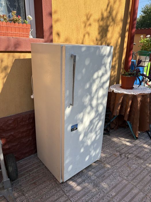 Frigider Artic functional pret.320 lei.