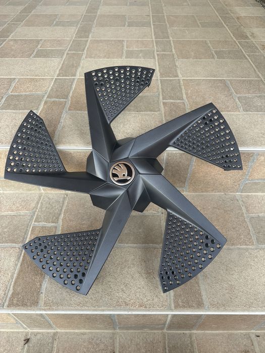 Skoda Enyaq оригинален таз за джанта 19