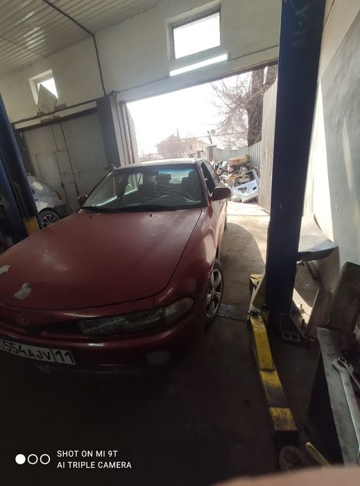 Митсубиси Галант на полном ходу