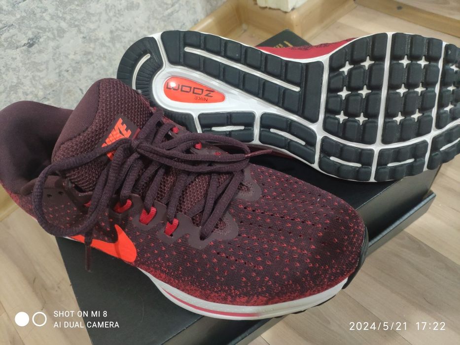 Кроссовки NIKE ---