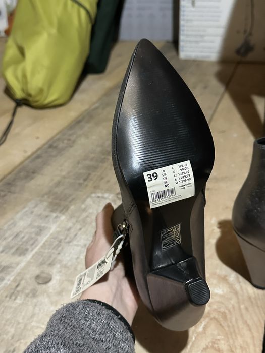 Cizme de piele cu eticheta