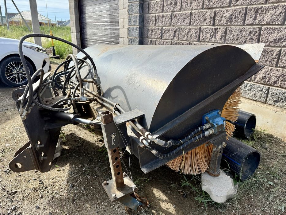 Универсальная щетка для погрузчика