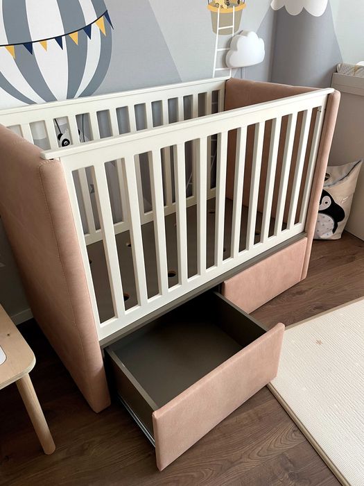 Луксозна дървена бебешка кошара с чекмеджета – розова