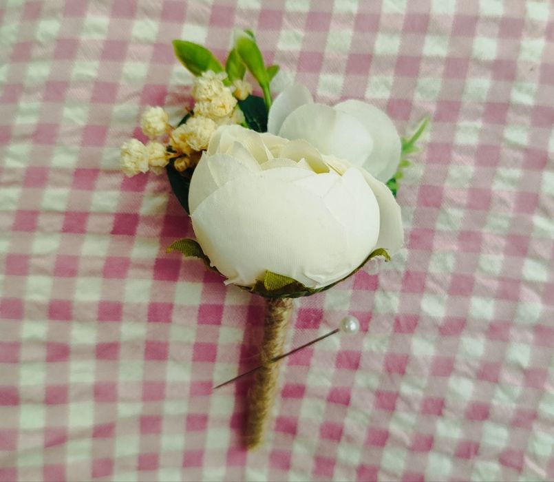 Сватбени аксесоари (бутониери, гривни, закачалки)