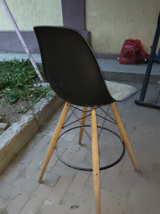 Чёрный высокий стул для кафе