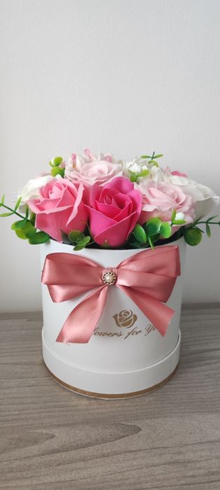 Бокс с  изкуствени рози