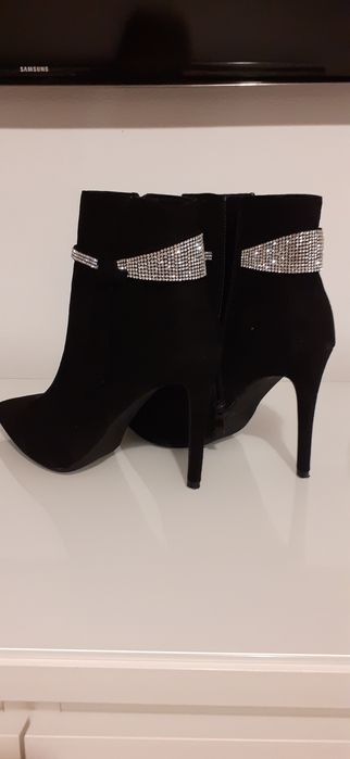 Botine imitatie piele intoarsaa cu strasuri