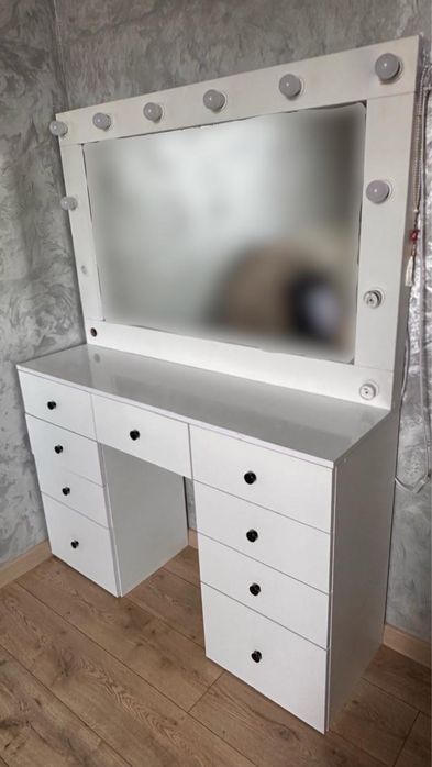 Туалетный столик с зеркалом и подсветкой