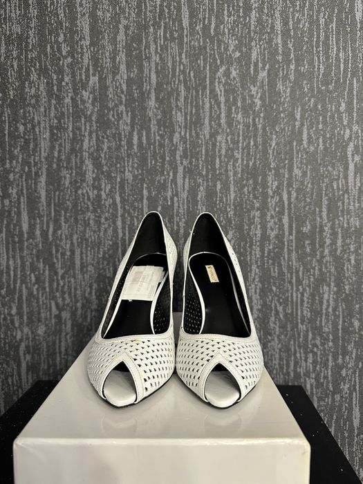 Белые женские туфли