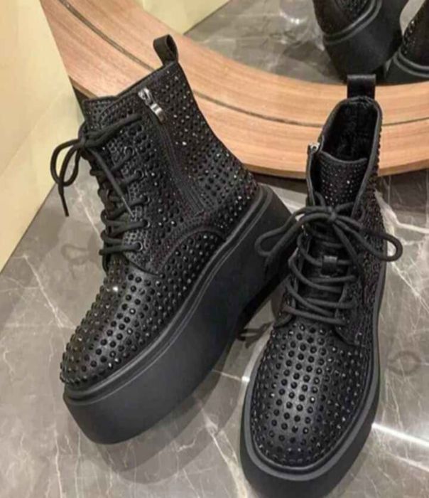 Черни боти на платформа с  малки черни камъчета