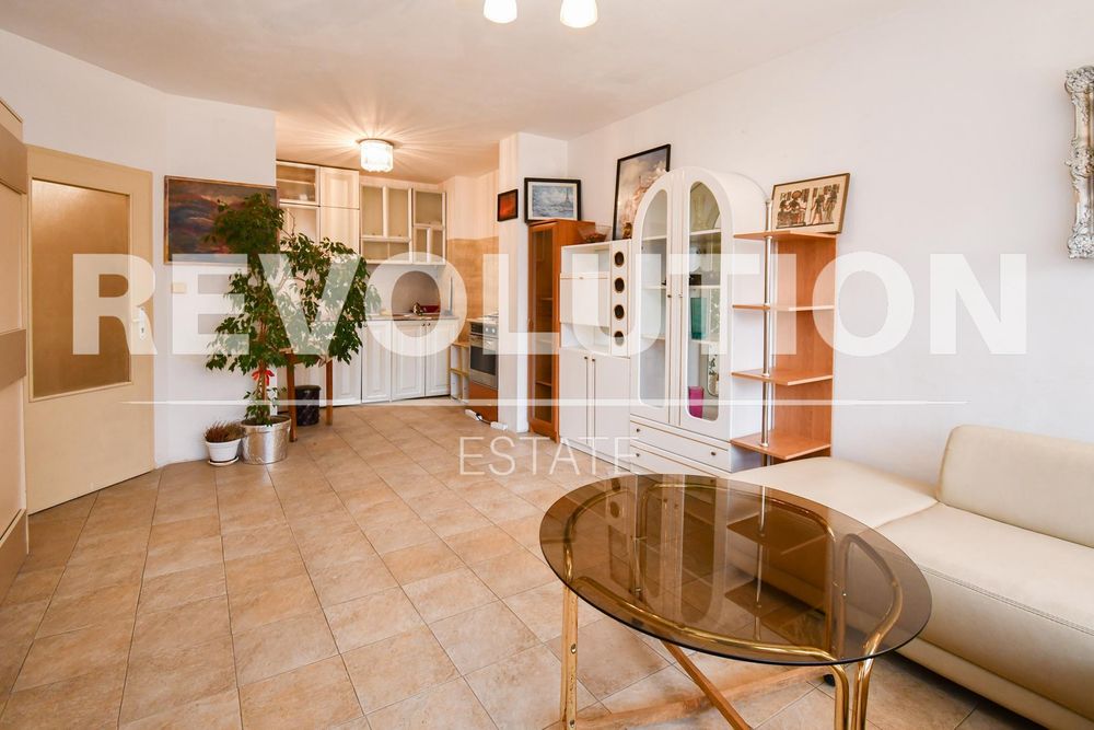 Дава се под наем Двустаен апартамент в София, Изгрев - 65 кв.м за 648.21 € - Снимка #2