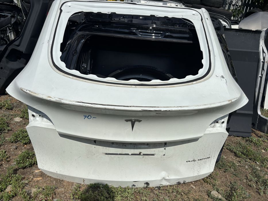Капак Tesla Model Y