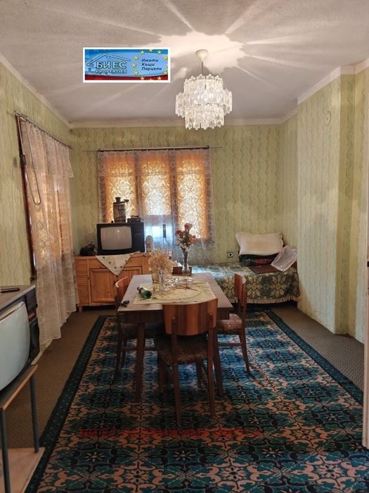 Къща в град Земен