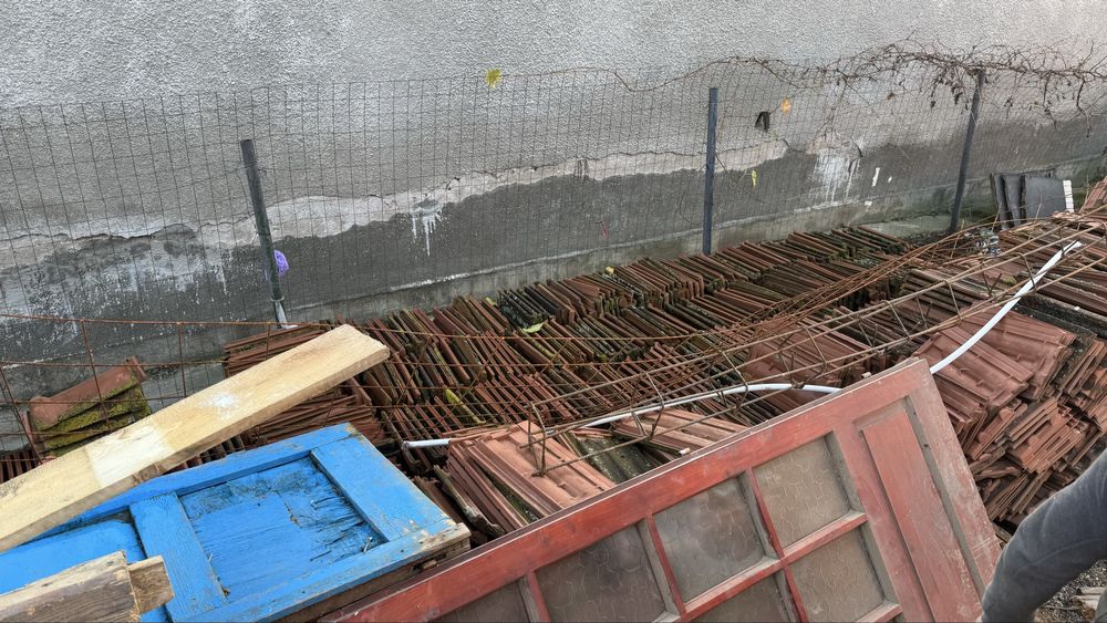 Vand tigla kikinda ca noua a stat pe casa 4 ani pret 2 lei 2100 de buc