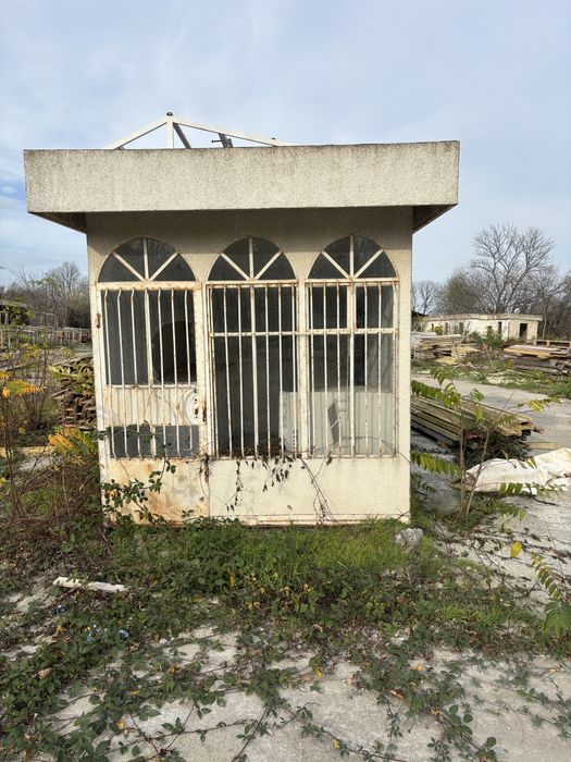 Преместваем бетонен павикион