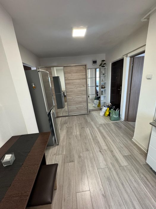 Inchiriez apartament 2 camere,strada revolutie in spate la banatim.