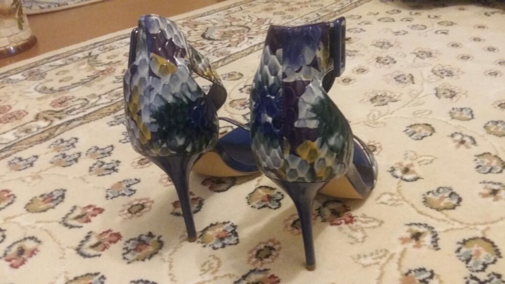 Продаю  вечерние босоножки