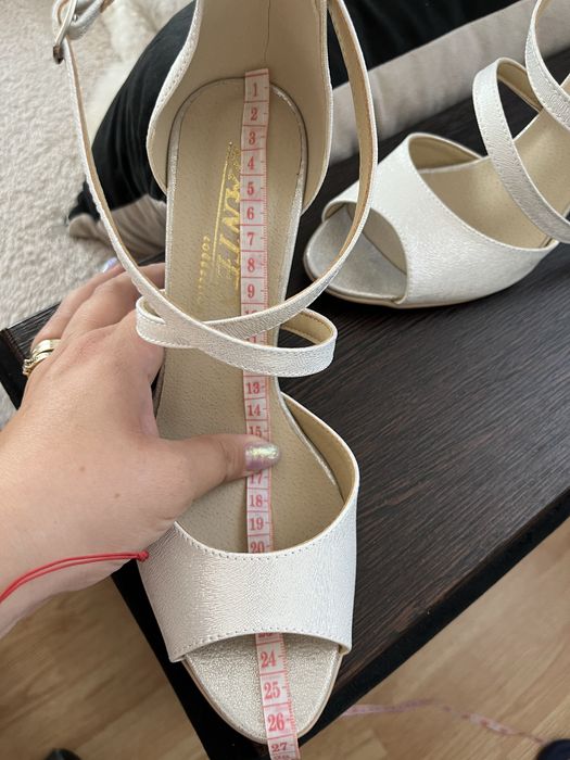Sandale cu toc, marimea 39, calapod mai mare