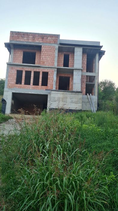 Casa la roșu de vânzare, 330 mp util, teren 2000 mp